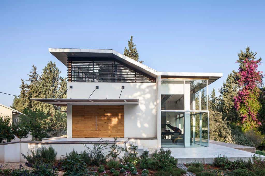 Ngôi nhà nhìn ra một khu rừng ở chân đồi Judean. Chủ cũ của ngôi nhà đã trồng một khu vườn rộng lớn ở phía sau với rất nhiều cây cối.