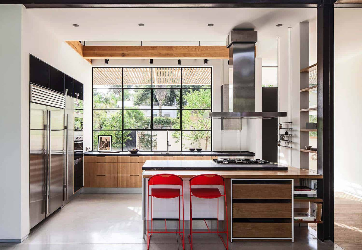 Ngôi nhà có đầy đủ các phòng chức năng gồm phòng khách, phòng bếp, phòng ngủ, phòng tắm.