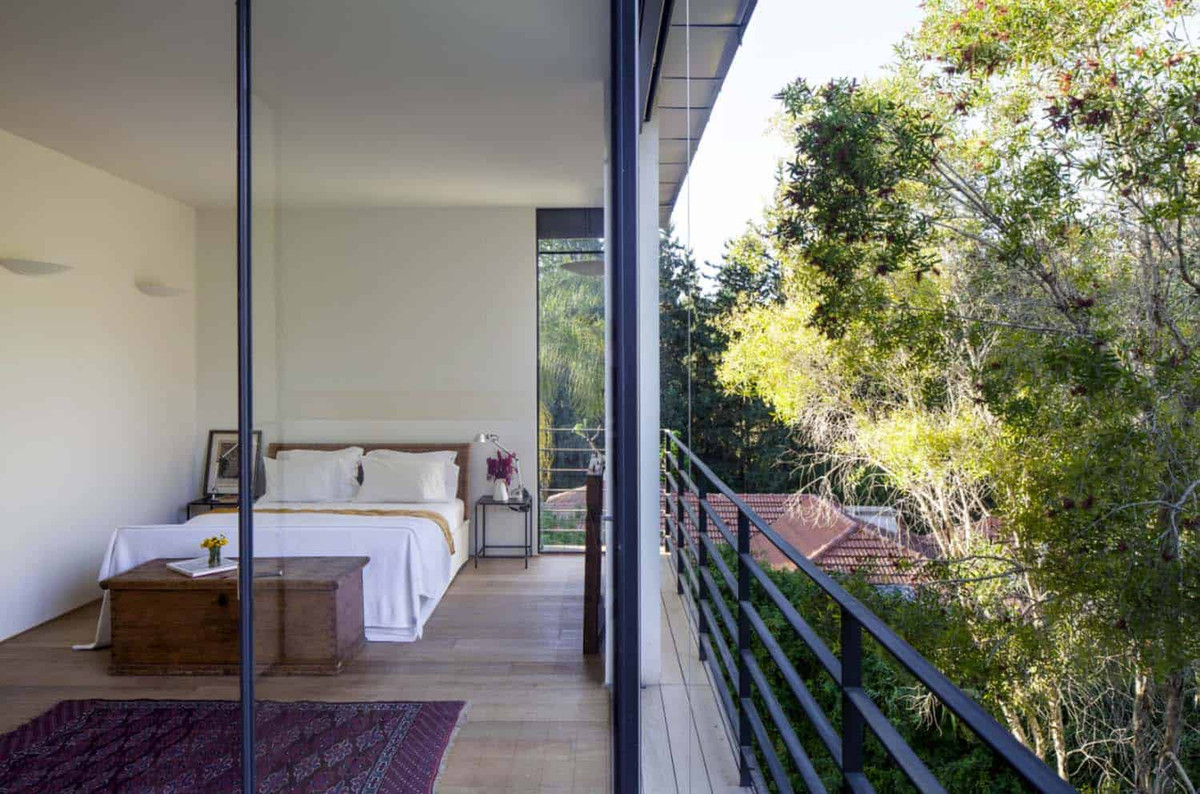 Khu rừng phía sau càng làm tăng thêm vẻ đẹp bình yên.