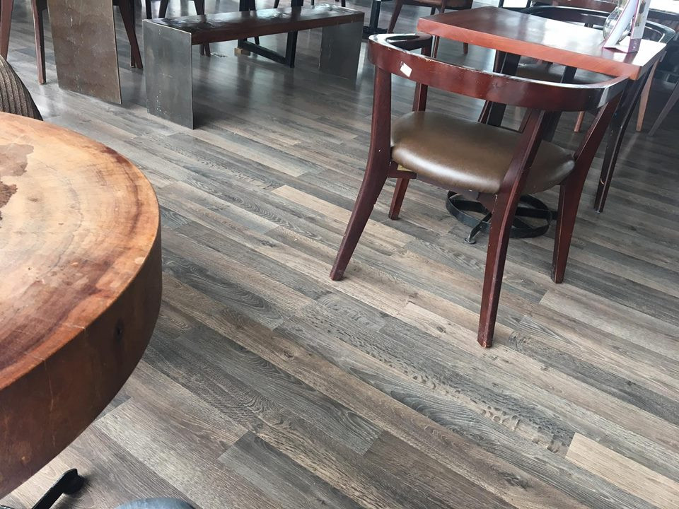 Sàn gỗ với màu sắc mộc tự nhiên tuy không bóng bẩy, bắt mắt nhưng vẫn có sức hút riêng. Ảnh: Sangoaz.