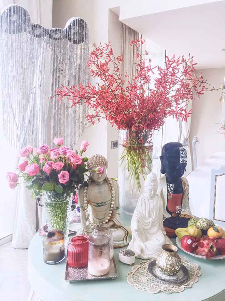 Là một người tín đạo và anh dành góc nhỏ đặc biệt tại phòng khách để thờ Phật. Không gian này cũng được trang trí rất trang nhã.