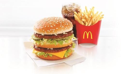 Trước khi được kẹp vào chiếc bánh mì kẹp nổi tiếng, thì từng miếng gà được sơ chế qua chiên và làm chín sẵn.