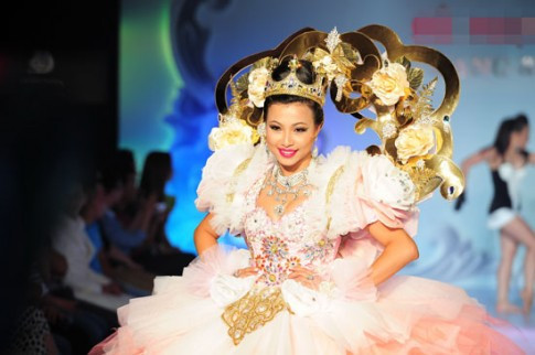 Hoa hậu Ngô Mỹ Uyên. Cô đăng quang Hoa hậu điện ảnh năm 1994 và đăng quang Hoa hậu thời trang quốc tế Ai Cập vào năm 1999. Được mệnh danh là hoa hậu giàu nhất Việt Nam bởi sở hữu gia tài khủng ước tính 300 tỷ.