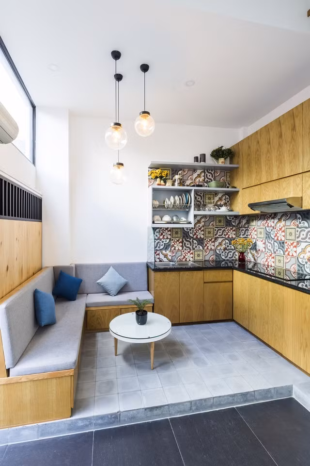 Với 3 tầng lầu và những khe thoáng ở mặt tiền nên dù là nằm ngõ nhỏ nhưng ngôi nhà vẫn rất ấm cúng và luôn đủ ánh sáng và sự thoáng mát. (Ảnh Imageshack)