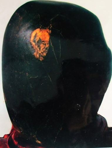 Không chỉ là ngọc, nhiều người cũng nhặt được đá quý một cách tình cờ.. Nghệ nhân Đoàn Giàu ở Di Linh, Lâm Đồng là người chuyên sưu tầm những hòn đá quý, lạ. Hòn đá đặc biệt nhất mà ông sở hữu lên tới 1,5 tỷ đồng. Ông kể lại, trong một lần đi săn đá thì ông đã nhặt được viên đá có những hình vẽ rất đẹp trên bề mặt.