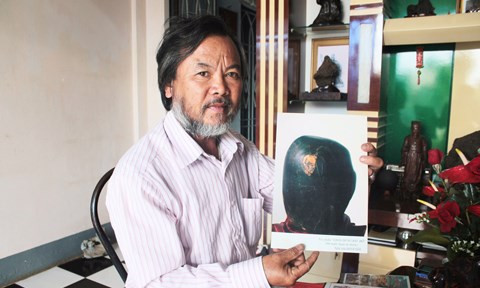 Sau khi về nhà, rửa hòn đá sạch sẽ thì phát hiện có vân thạch nổi lên hình chân dung Bác Hồ. Rất tiếc là sau đó viên đá này đã bị đánh cắp.