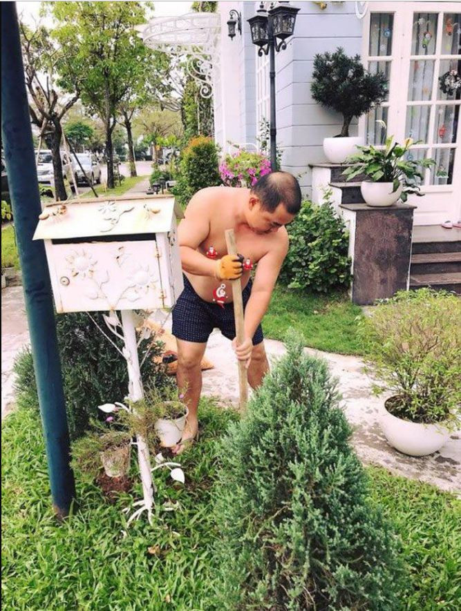 Nhạc sĩ Minh Khang cởi trần mặc quần đùi cuốc đất trồng cây giúp bà xã Thúy Hạnh. Ảnh: blogspot.