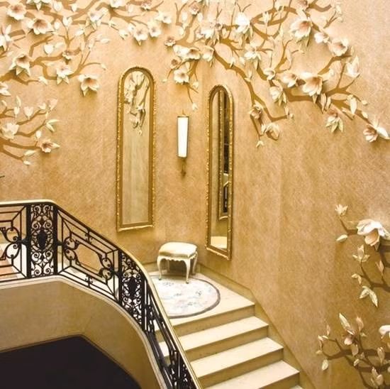 Hai chiếc gương được treo tại chiếu nghỉ cầu thang vừa có tác dụng trang trí, vừa giúp bạn tranh thủ chỉnh trang áo quần trước khi ra khỏi nhà. Ảnh: Yeutre.