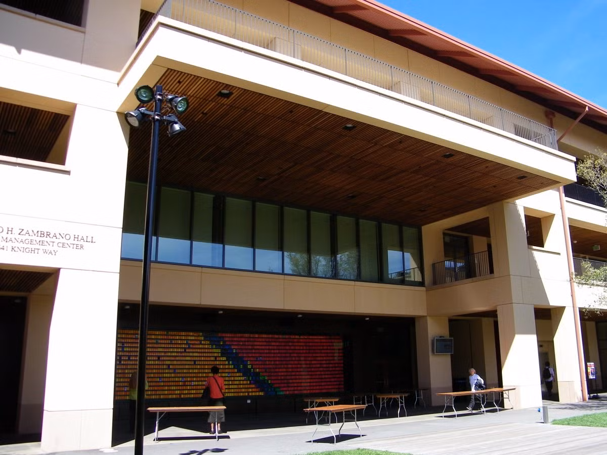 Năm 2008 khi cuộc khủng hoảng kinh tế xảy ra thì tài sản của ông trùm này rớt đột ngột từ 100 triệu USD xuống chỉ còn 4 triệu USD.