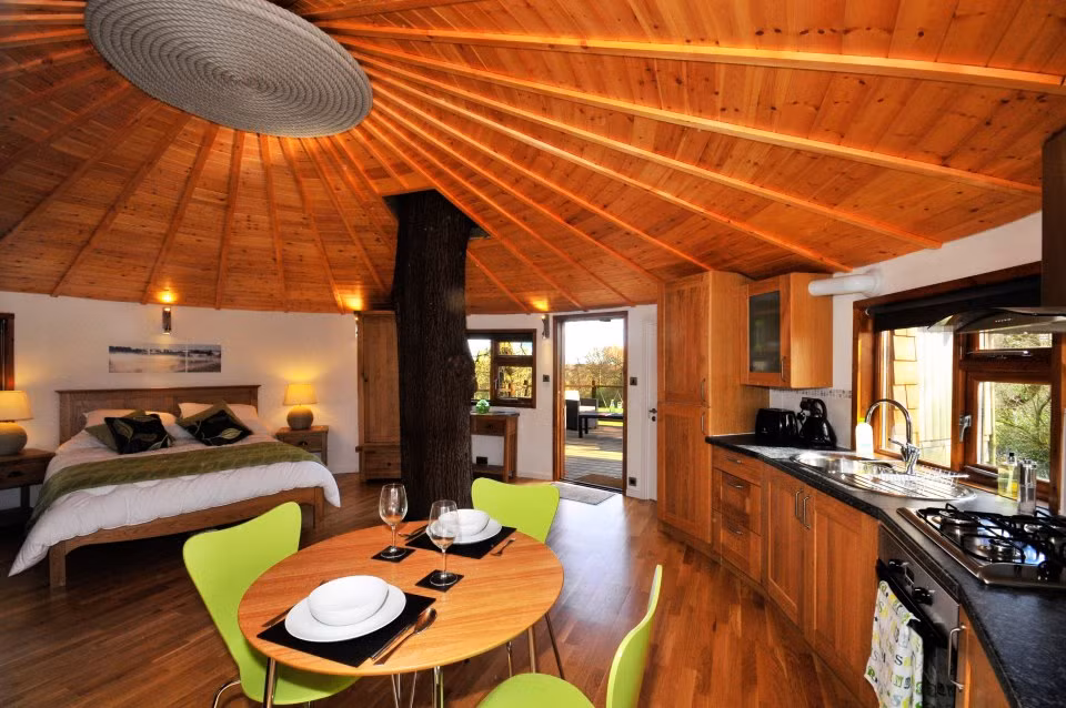 Những ngôi nhà cây này mang lại cảm giác không gian thơ bé, nhưng chúng đi liền với thiết kế và kiến trúc của một ngôi nhà bình thường, bạn hoàn toàn có thể sử dụng như một văn phòng hay để tổ chức tiệc.