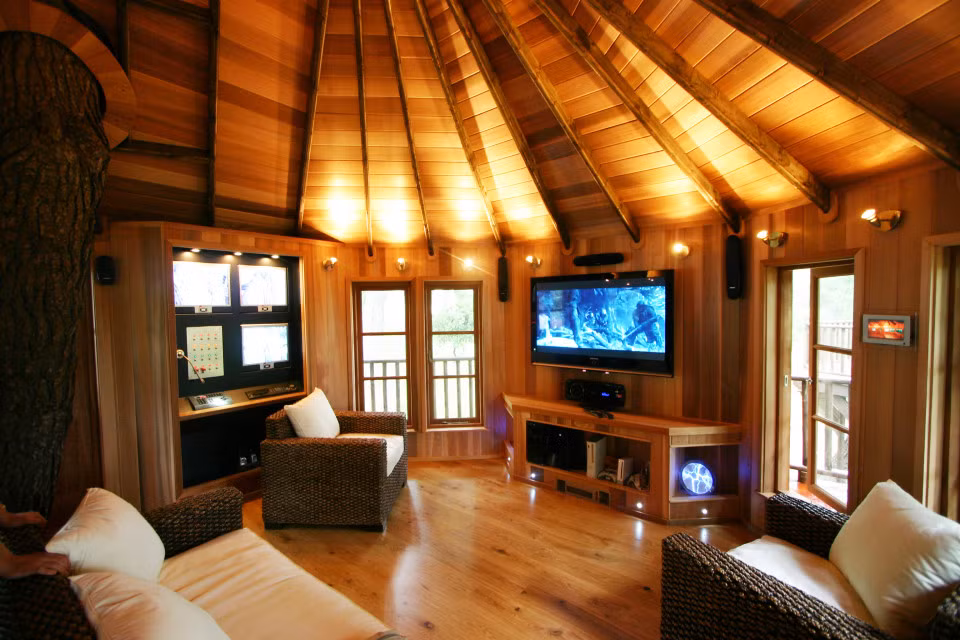 Tất cả những ngôi nhà cây sang trọng cũng có thể lắp đặt phòng spa, rạp chiếu phim và các cây cầu dây được nối liền giữa các ngôi nhà như trong thế giới cổ tích.