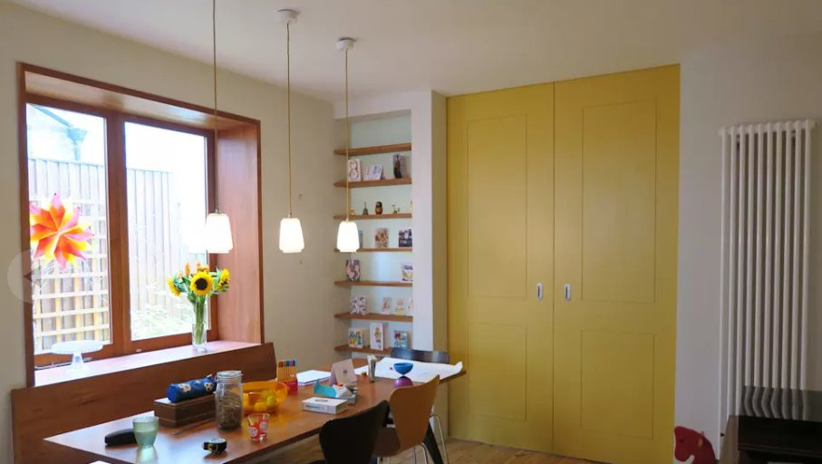 Màu vàng chanh tươi tắn cũng là một trong những màu sắc được ưa chuộng nhất năm 2018 dành cho cửa ra vào. Ảnh: Homify.