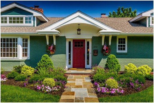 Màu đỏ đậm chắc chắn là lựa chọn không bao giờ lỗi thời cho cửa ra vào. Sắc đỏ như lời chào ấm áp mà chủ nhà muốn gửi tới những vị khách ngay từ ngưỡng cửa. Ảnh: Vd-art.