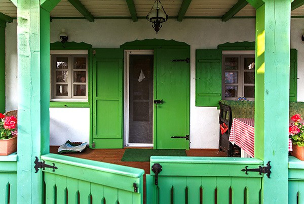 Bạn cũng có thể tạo điểm nhấn cho ngôi nhà bằng việc sơn cửa ra vào với màu xanh lá cây như thế này... Ảnh: Nhaankhang.