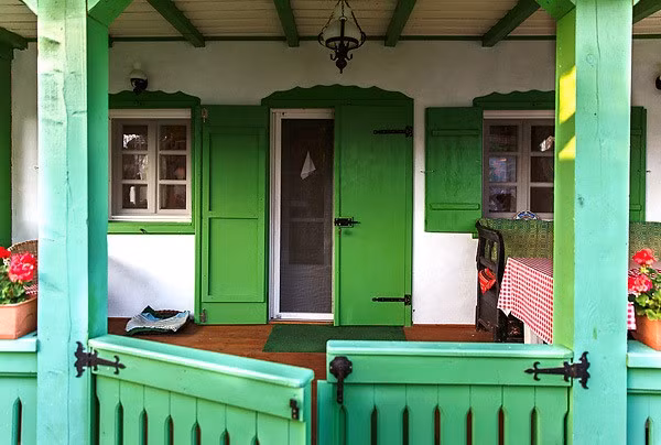 Bạn cũng có thể tạo điểm nhấn cho ngôi nhà bằng việc sơn cửa ra vào với màu xanh lá cây như thế này... Ảnh: Nhaankhang.