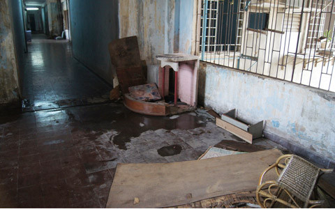 Những đồ đạc, vật dụng hư hỏng không thể sử dụng bị bỏ lại trong phòng càng làm cho căn chung cư trở nên quái dị và ma mị.