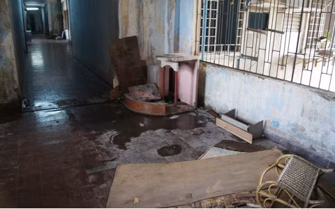 Những đồ đạc, vật dụng hư hỏng không thể sử dụng bị bỏ lại trong phòng càng làm cho căn chung cư trở nên quái dị và ma mị.