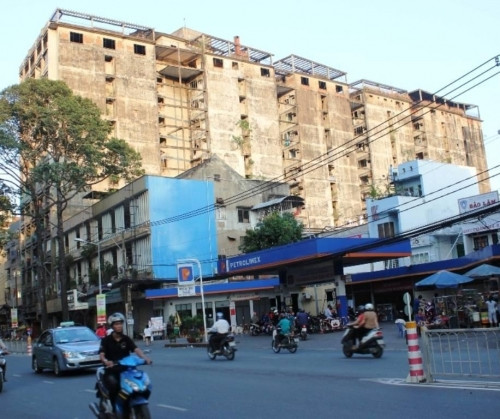 Sau đó, ông Đời ngừng xây tầng 13 và mời pháp sư về yểm liên tục 3 ngày 3 đêm. Tương truyền rằng pháp sư đã chôn xác 4 trinh nữ ở 4 góc tòa nhà để yểm yêu ma.