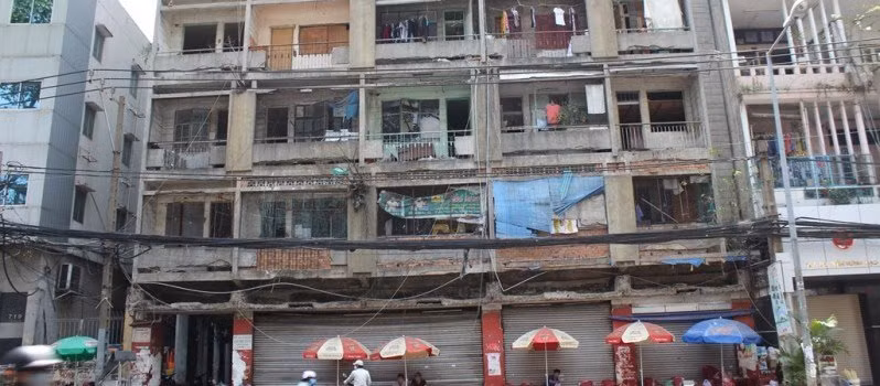 Năm 1975, sau khi quân giải phóng tiến vào miền Nam và thu được thắng lợi thì tòa nhà được giao lại cho nhà nước. Hơn 400 phòng khách sạn được cải tạo thành nhà ở và cấp cho cán bộ, công nhân viên. Tầng 12 bị khóa lại, còn tầng 13 thì vẫn bỏ hoang.