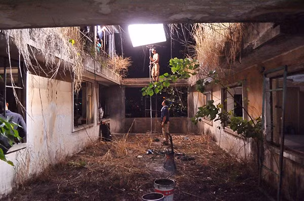 Dường như chẳng ai dám bén mảng đến nơi này. Có hay chăng chỉ là nơi những đoàn làm phim ma hoặc phim tài liệu đến quay cảnh. Phim "Bụi đời chợ lớn" có những cảnh quay rất táo bạo ở đây.