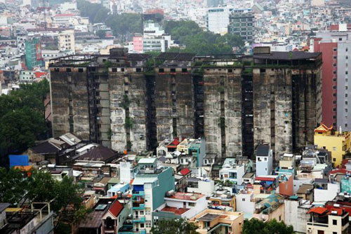 Những câu chuyện về tiếng khóc trong đêm, những bóng trắng lảng vảng trong những góc tối, góc cầu thang vẫn được truyền miệng từ đời này đến đời khác, khiến chung cư 727 luôn nằm trong top những địa danh ma ám bí ẩn nhất Sài Gòn.