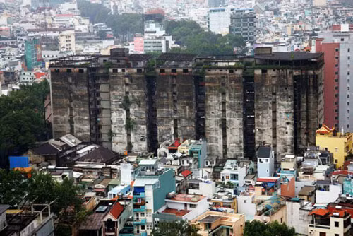 Những câu chuyện về tiếng khóc trong đêm, những bóng trắng lảng vảng trong những góc tối, góc cầu thang vẫn được truyền miệng từ đời này đến đời khác, khiến chung cư 727 luôn nằm trong top những địa danh ma ám bí ẩn nhất Sài Gòn.