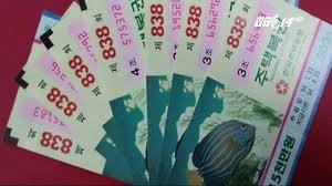 Anh có nhiều bạn mới hơn, đó là những người rủ rê anh kết thân nhằm moi tài sản khổng lồ từ trên trời rơi xuống. Nhiều tiền quá cũng khiến anh Thanh quay cuồng ăn chơi trác táng. Chỉ sau một năm, anh Thanh đã tiêu hết sạch số tiền 4,5 tỉ đồng. Khi hết tiền mới biết ai bạn ai bè. Anh chẳng còn ai lại trở về làm một thợ khóa ngày xưa.