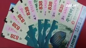 Anh có nhiều bạn mới hơn, đó là những người rủ rê anh kết thân nhằm moi tài sản khổng lồ từ trên trời rơi xuống. Nhiều tiền quá cũng khiến anh Thanh quay cuồng ăn chơi trác táng. Chỉ sau một năm, anh Thanh đã tiêu hết sạch số tiền 4,5 tỉ đồng. Khi hết tiền mới biết ai bạn ai bè. Anh chẳng còn ai lại trở về làm một thợ khóa ngày xưa.