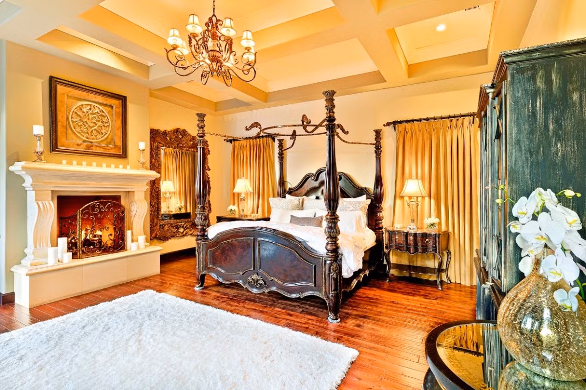 Phòng ngủ mang phong cách hoàng gia.