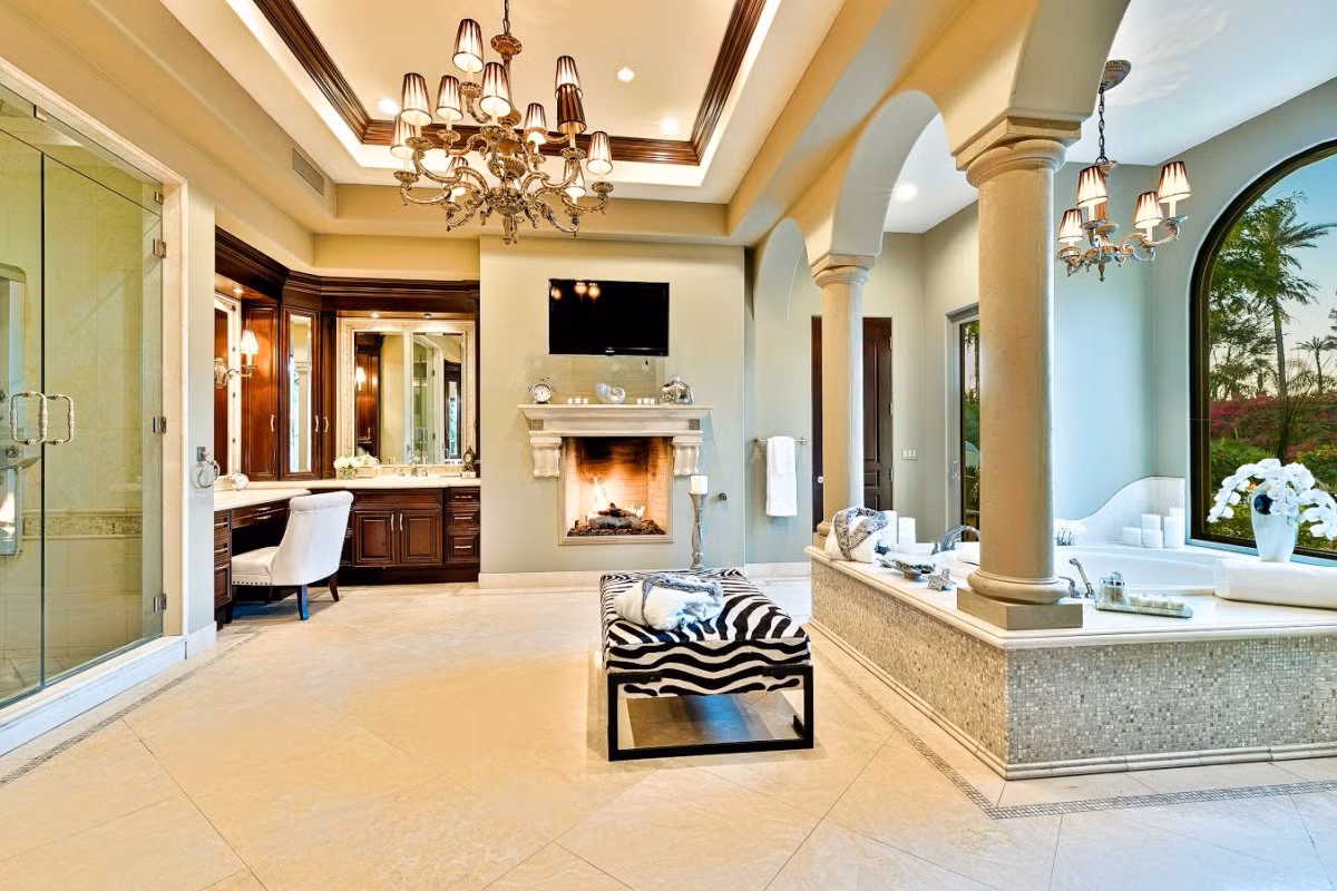 Phòng tắm rộng khủng, được lắp đặt lò sưởi, bồn tắm xa xỉ.