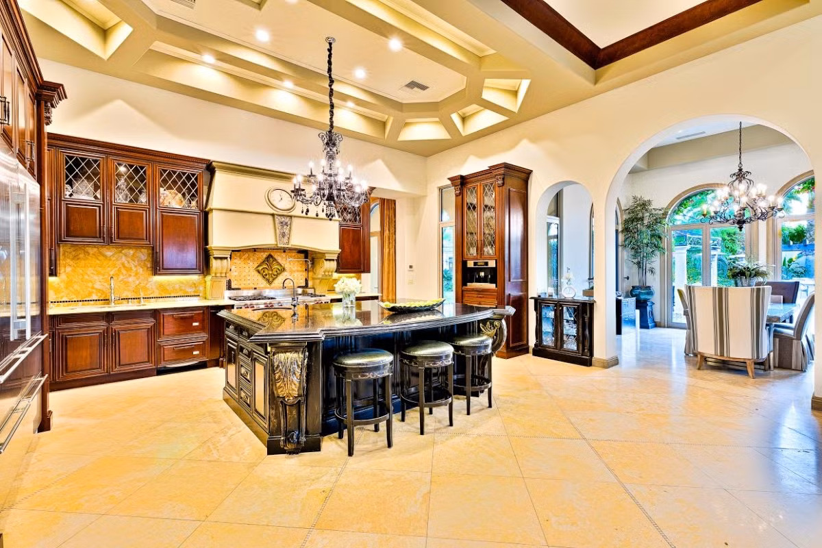 Phòng bếp rộng rãi, tiện nghi.