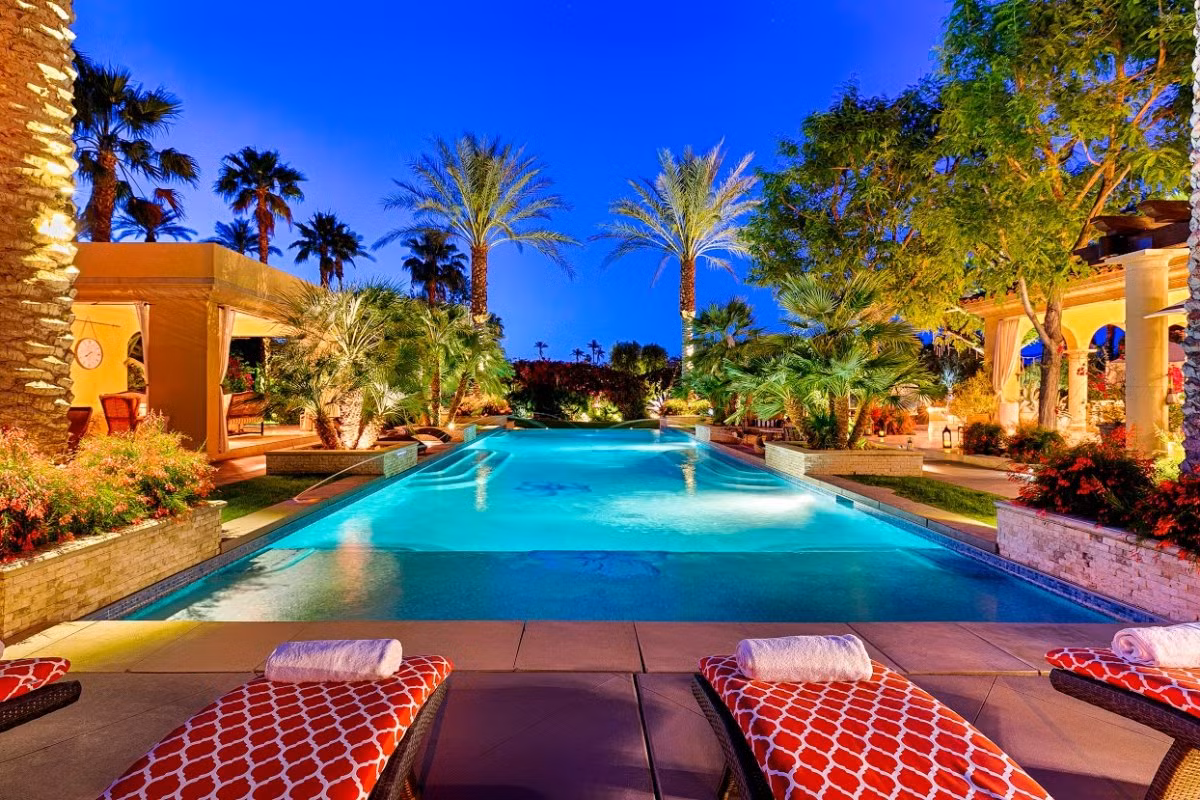 Một bể bơi quang hợp tuyệt đẹp ngoài trời.