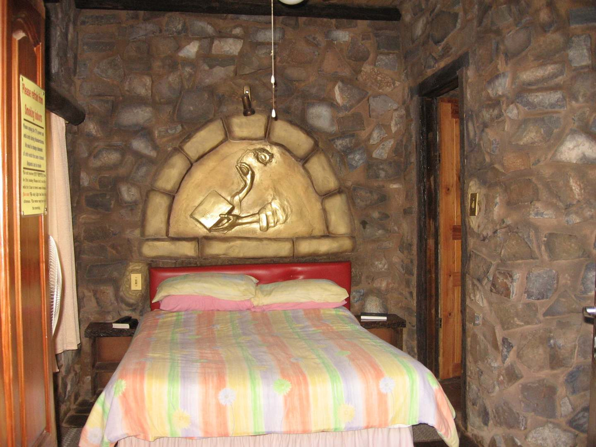 Không chỉ bên ngoài mà bên trong ngôi nhà cũng có nhiều nét độc đáo riêng biệt. Ảnh: roomsforafrica.