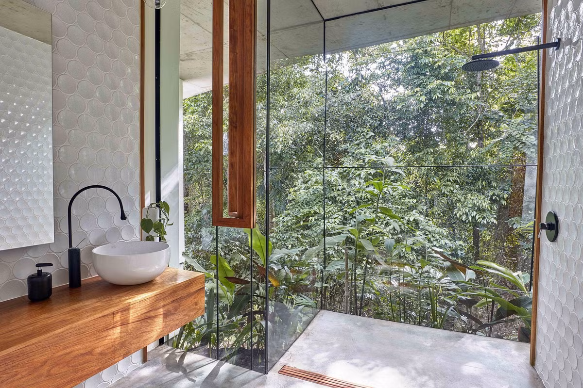 Tường kính giúp gia chủ có cảm giác như đang được tắm ngoài trời. Ảnh: Dwell.