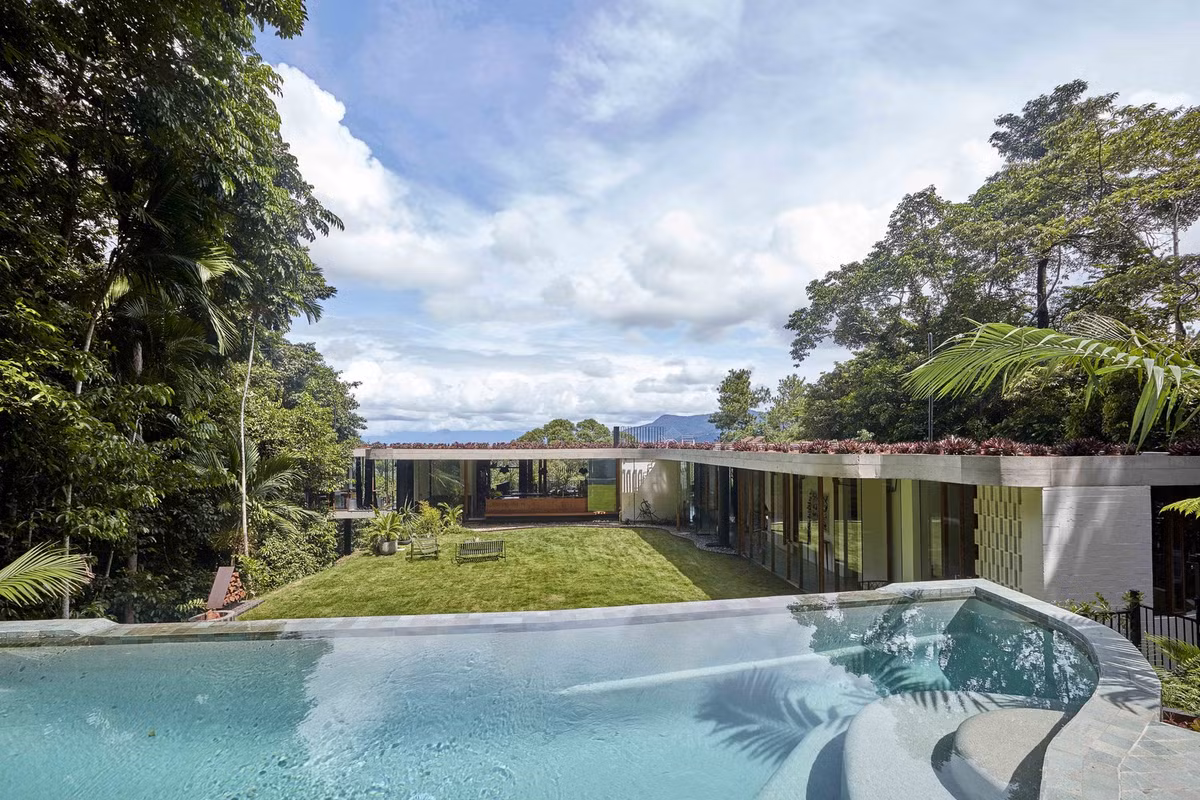 Hồ bơi ngoài trời đẹp miễn chê.