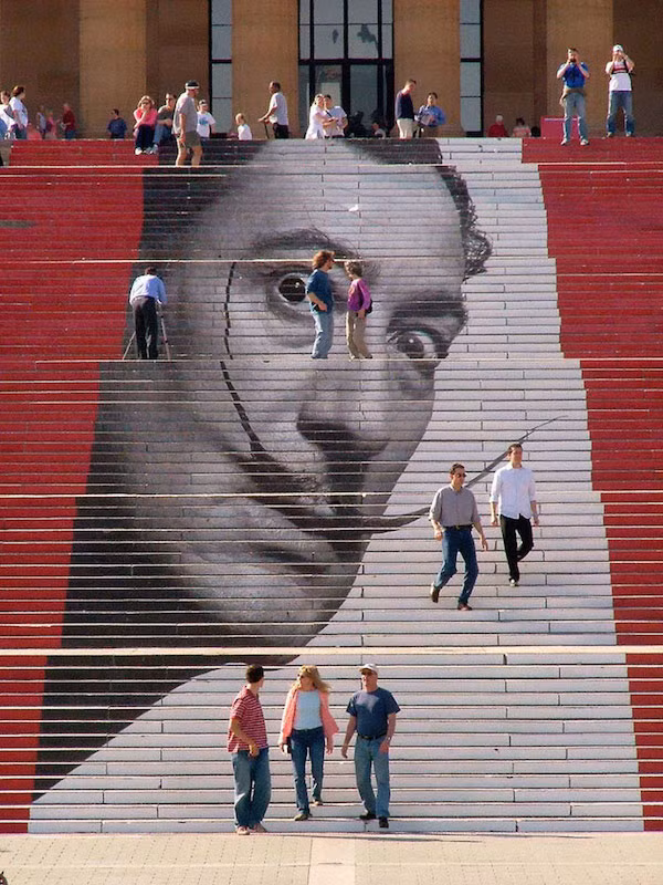 Các bậc thang tại Bảo tàng nghệ thuật Philadelphia (USA) được tạo ra nhằm phục vụ cho buổi triển lãm về danh họa Salvador Dali vào năm 2005. Cầu thang độc đáo này chứng minh cho việc, không phải tác phẩm nghệ thuật nào cũng trưng bày trong viện bảo tàng