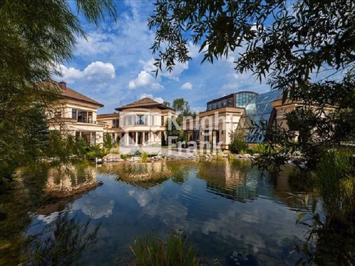 Nga. Ngay ở ngoại ô Moscow, căn nhà này được bán với giá 80 triệu đô. Nó có phong cách hoàng gia với nội thất xa hoa, bể bơi trong nhà, hồ nước rộng ngoài trời và khu vườn rợp bóng cây xanh.