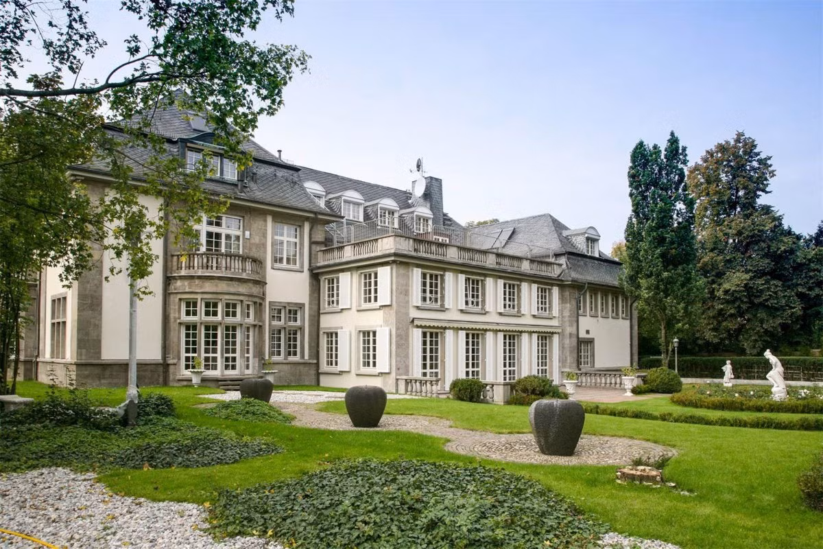 Đức. Lâu đài lịch sử Frankfurt có giá 19,5 triệu đô. Nó đã được cải tạo một lần năm 1900 nhưng vẫn giữ được những nét cổ kính đặc trưng. Tòa lâu đài có sàn gỗ và lát đá hoa cương. Tất cả công nghệ giải trí hiện đại như phòng xem phim hay bi-a đều có tại lâu đài cổ này.