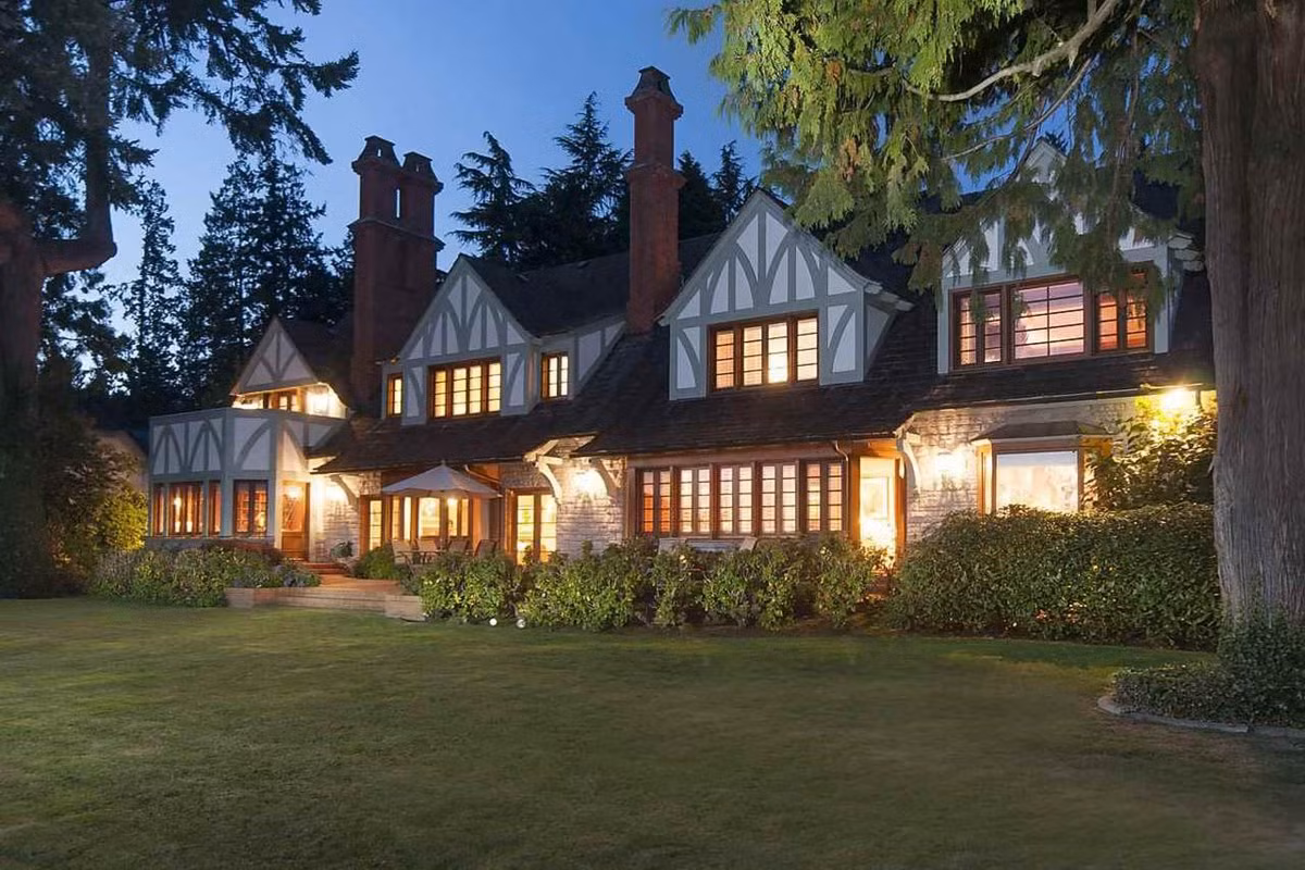 Canada. Với 30,4 triệu đô, đây là một trong những biệt thự mộng mơ nhất của Vancouver. Nó có thể nhìn được toàn cảnh đại dương và được bao quanh bởi cây bá hương cổ thụ.
