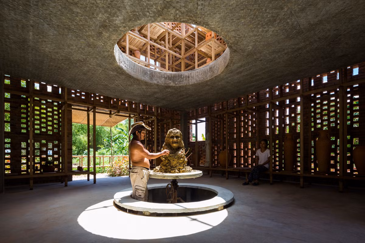 Tầng lửng cũng là để dời tất cả các tác phẩm nghệ thuật khi trời mưa lũ xảy ra ở khu vực này hằng năm.