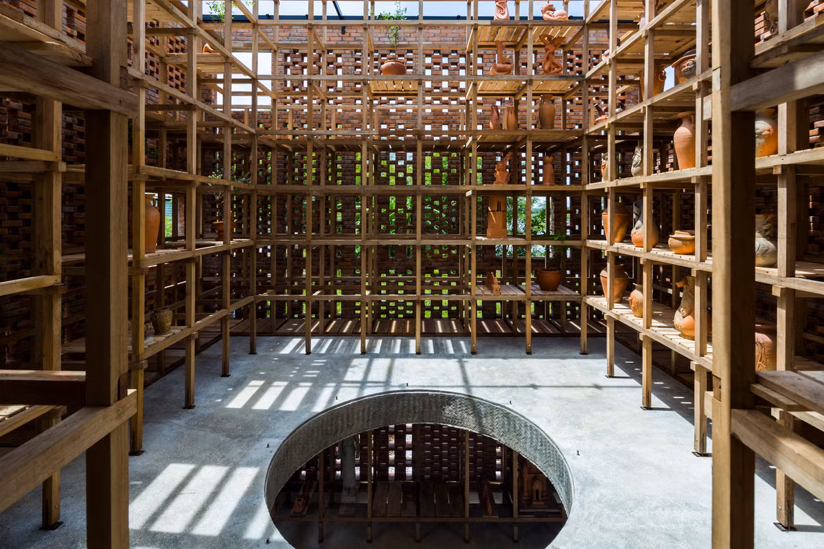 Đi dọc theo hành lang, mọi người có thể quan sát các tác phẩm gốm, nhìn ra quang cảnh bên bờ sông và khung cảnh toàn bộ khu vườn.