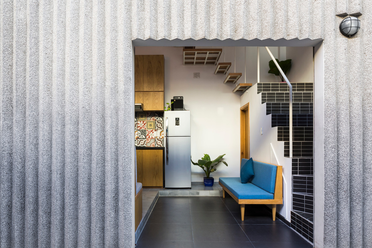 Ngôi nhà được hoàn thành vào năm 2017 do các kiến trúc sư tại Khuôn Studio thiết kế.