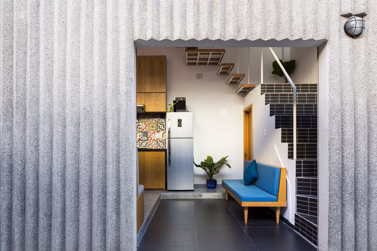 Ngôi nhà được hoàn thành vào năm 2017 do các kiến trúc sư tại Khuôn Studio thiết kế.