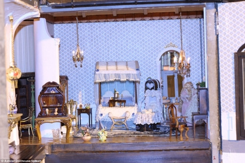 Tầng thứ 5 gồm các phòng ngủ có trải thảm thêu tay, chăn ga gối đệm sang trọng và phòng tắm lát đá hoa, giấy vệ sinh có thể sử dụng.