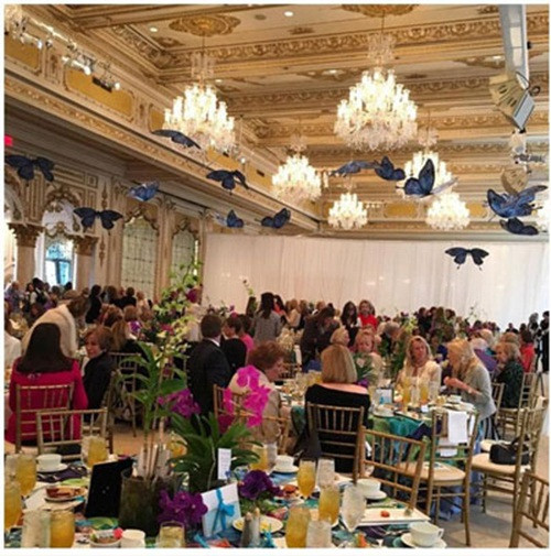 Kiến trúc của khu nghỉ dưỡng được trang hoàng kín đèn chùm xa hoa lộng lẫy