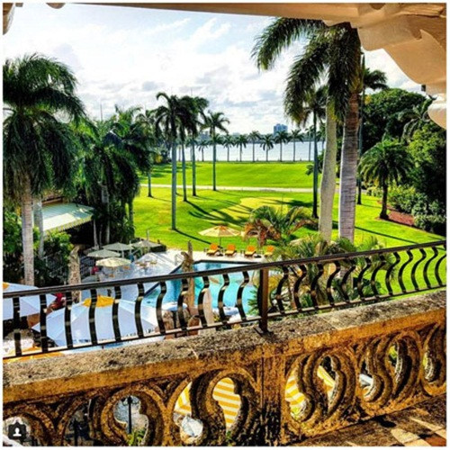 Nhà hàng của khu resort phục vụ những món ăn đặc biệt như “Mỳ ống Barron” (Đặt theo tên con trai út của ông Trump). Ngoài ra các món ăn toàn là thượng hạng.