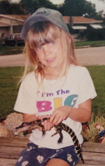 Kayla Garvey (24 tuổi) là con gái của một người săn bắt cá sấu chuyên nghiệp ở vùng đầm lầy Florida (Mỹ). Kayla bắt đầu tiếp xúc với cá sấu từ lúc 5 tuổi.