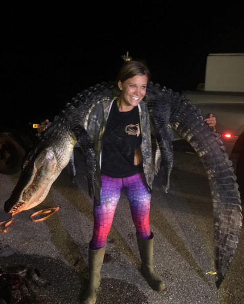 Để bắt một con cá sấu đang ở dưới nước, Kayla sẽ dùng móc và dây thừng siết cổ nó, kéo nó lên bờ, nhảy lên lưng rồi quấn chặt cái miệng đầy răng sắc nhọn lại.