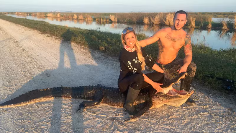  Săn bắt cá sấu là một hoạt động khá phổ biến ở Florida. Kayla đã được chính quyền cấp giấy phép săn bắt cá sấu hợp pháp. Cùng với Kayla, Chris Stutz (26 tuổi) bạn trai của cô cũng bắt đầu đi qua nhiều vùng ở tiểu bang Florida để săn bắt.