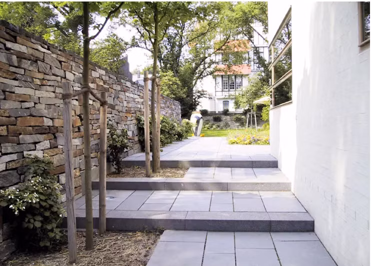 Bức tường rào được tạo nên từ những viên đá kích thước khác nhau và màu sắc tự nhiên được giữ nguyên, rất phù hợp với những người yêu thích thiên nhiên. (Ảnh Homify)